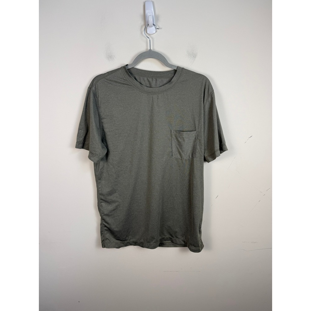 Vuori Tradewind Performance Tee Mens Medium Olive Green Pocket T-Shirt V109